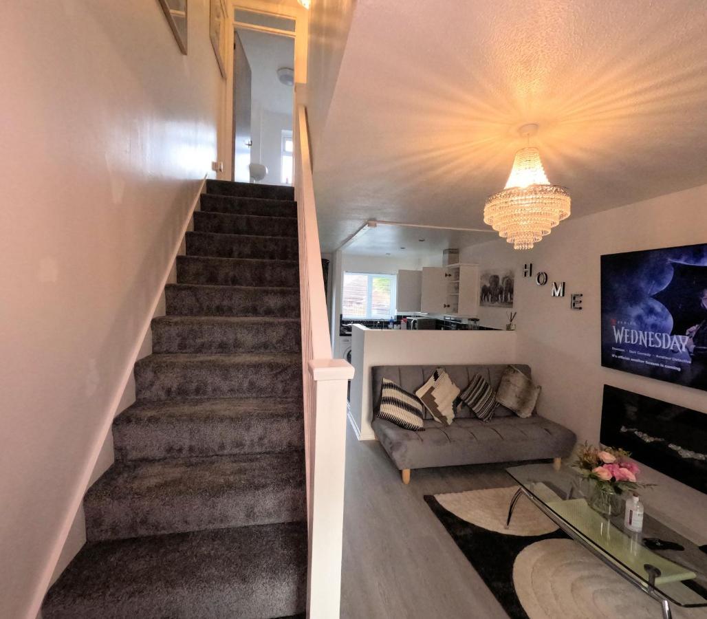 Milton Keynes Luxury Short Stay House With Wifi And Free Parking Wolverton  Екстериор снимка