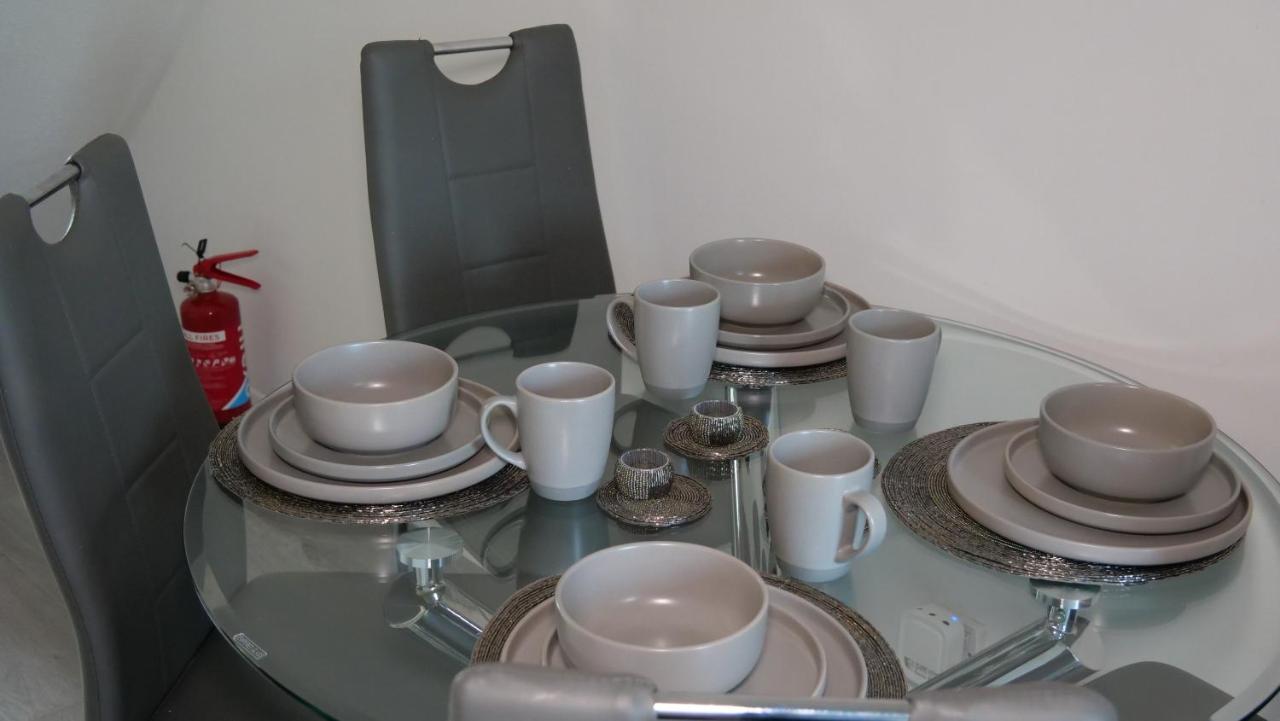 Milton Keynes Luxury Short Stay House With Wifi And Free Parking Wolverton  Екстериор снимка