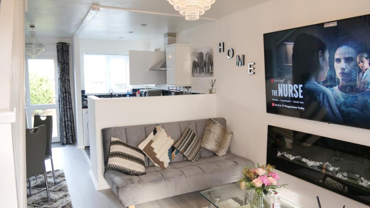 Milton Keynes Luxury Short Stay House With Wifi And Free Parking Wolverton  Екстериор снимка