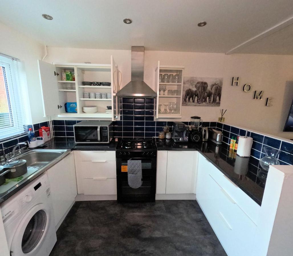 Milton Keynes Luxury Short Stay House With Wifi And Free Parking Wolverton  Екстериор снимка