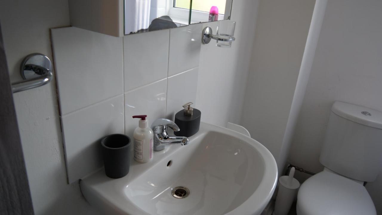 Milton Keynes Luxury Short Stay House With Wifi And Free Parking Wolverton  Екстериор снимка